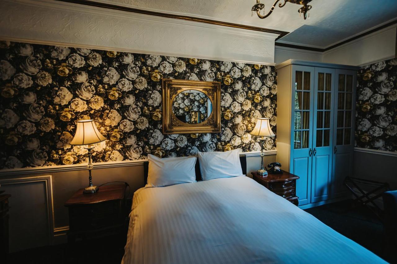 Brook Hall 3*