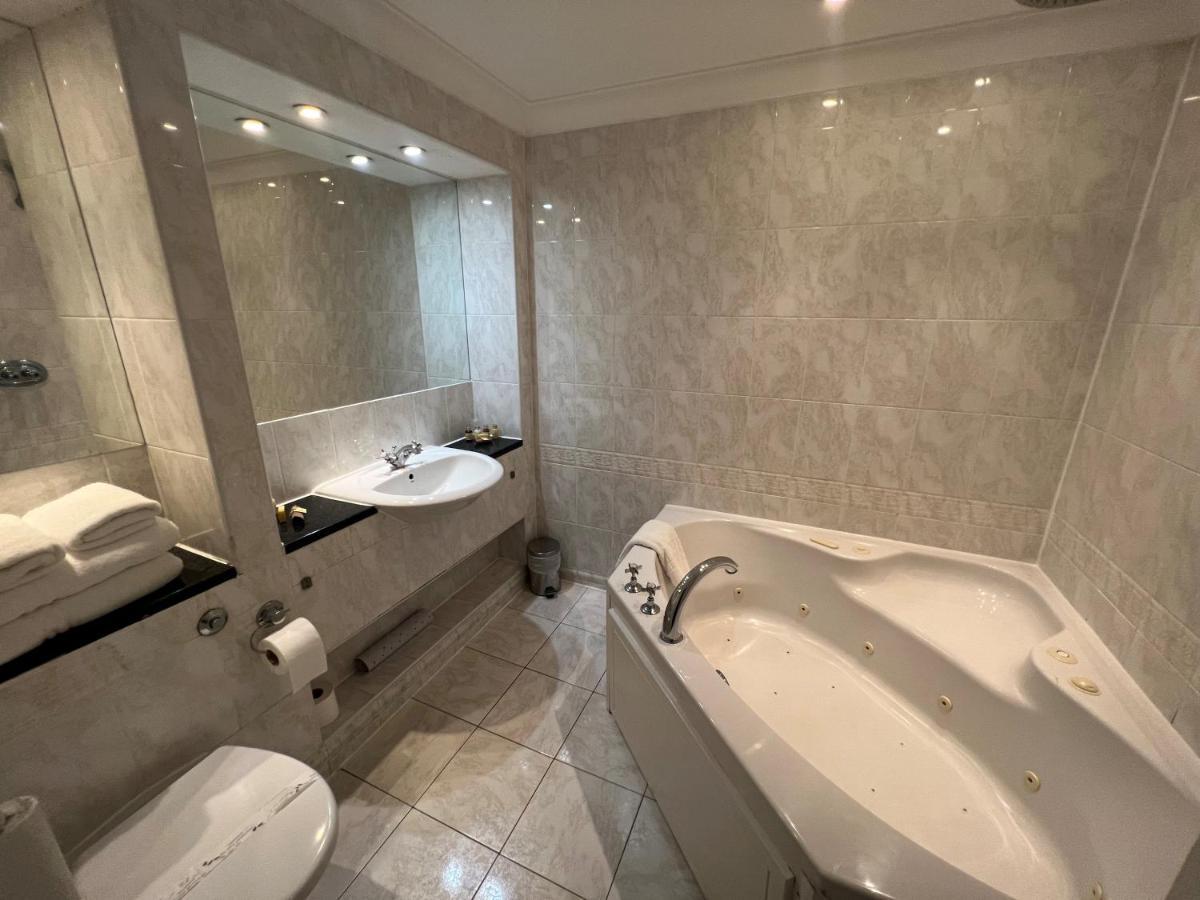 Brook Hall 3*