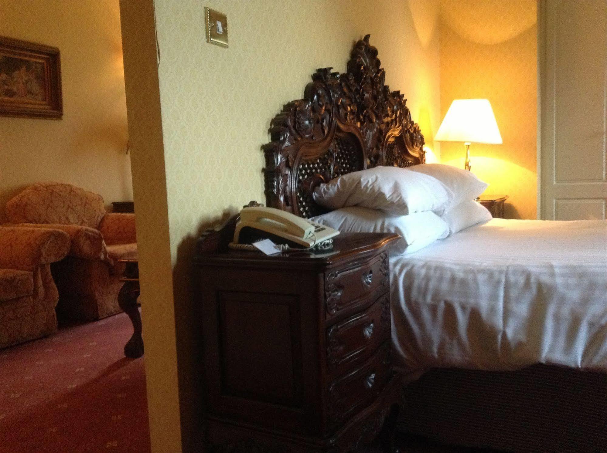 Hotel Brook Hall 3*
